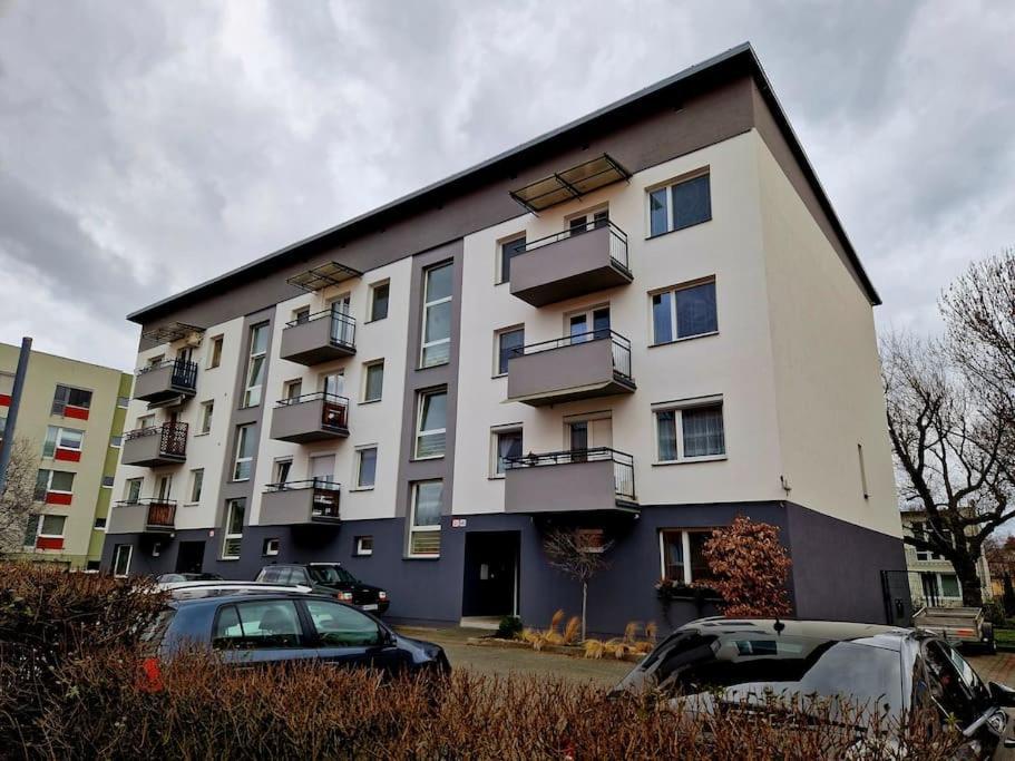 Slnecny Byt V Blizkosti Historickeho Centra Trencin Luaran gambar